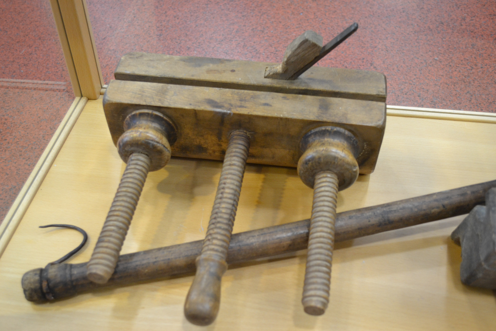 vanha puinen työkalu
