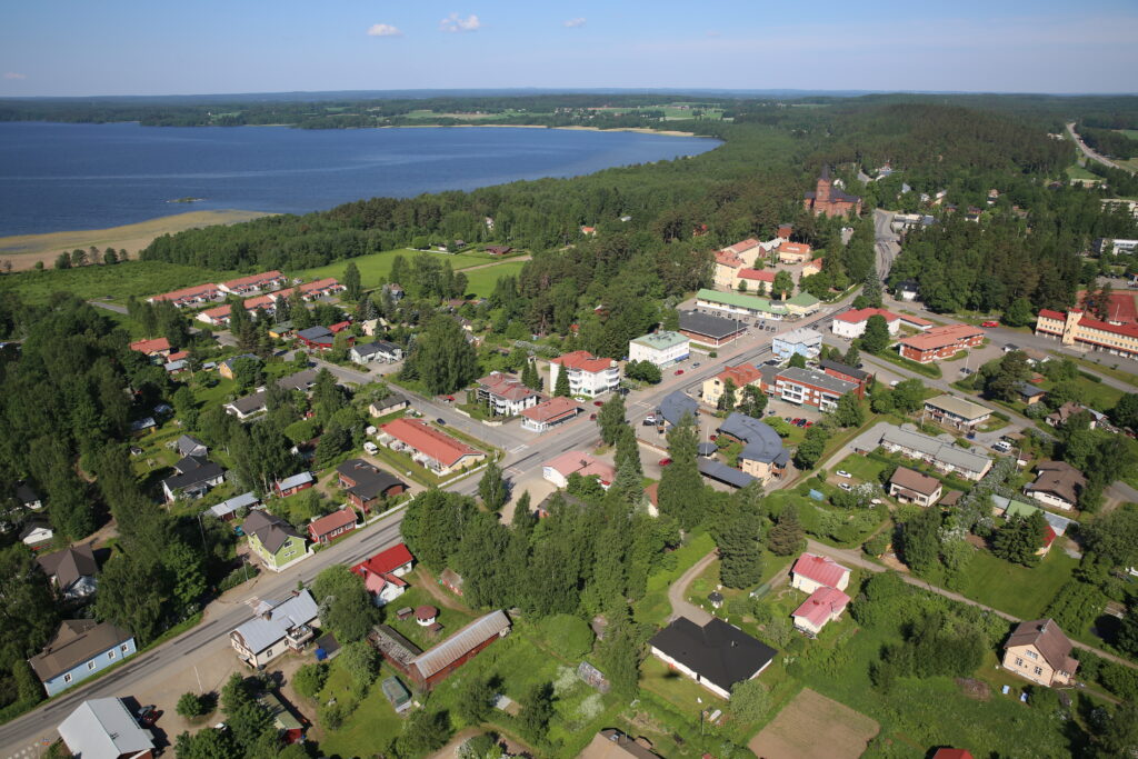 Ilmakuva Pälkäneen keskustasta, rakennuksia ja metsää